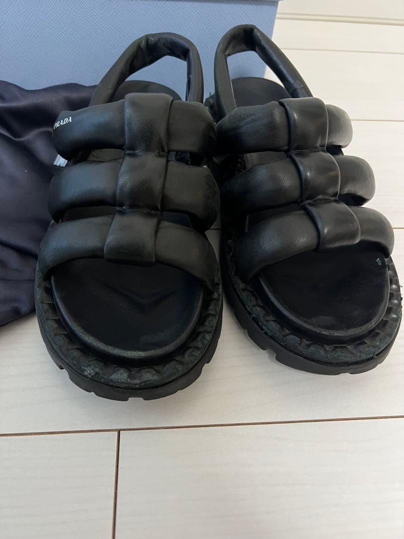 PRADA ブラックレザーサンダル