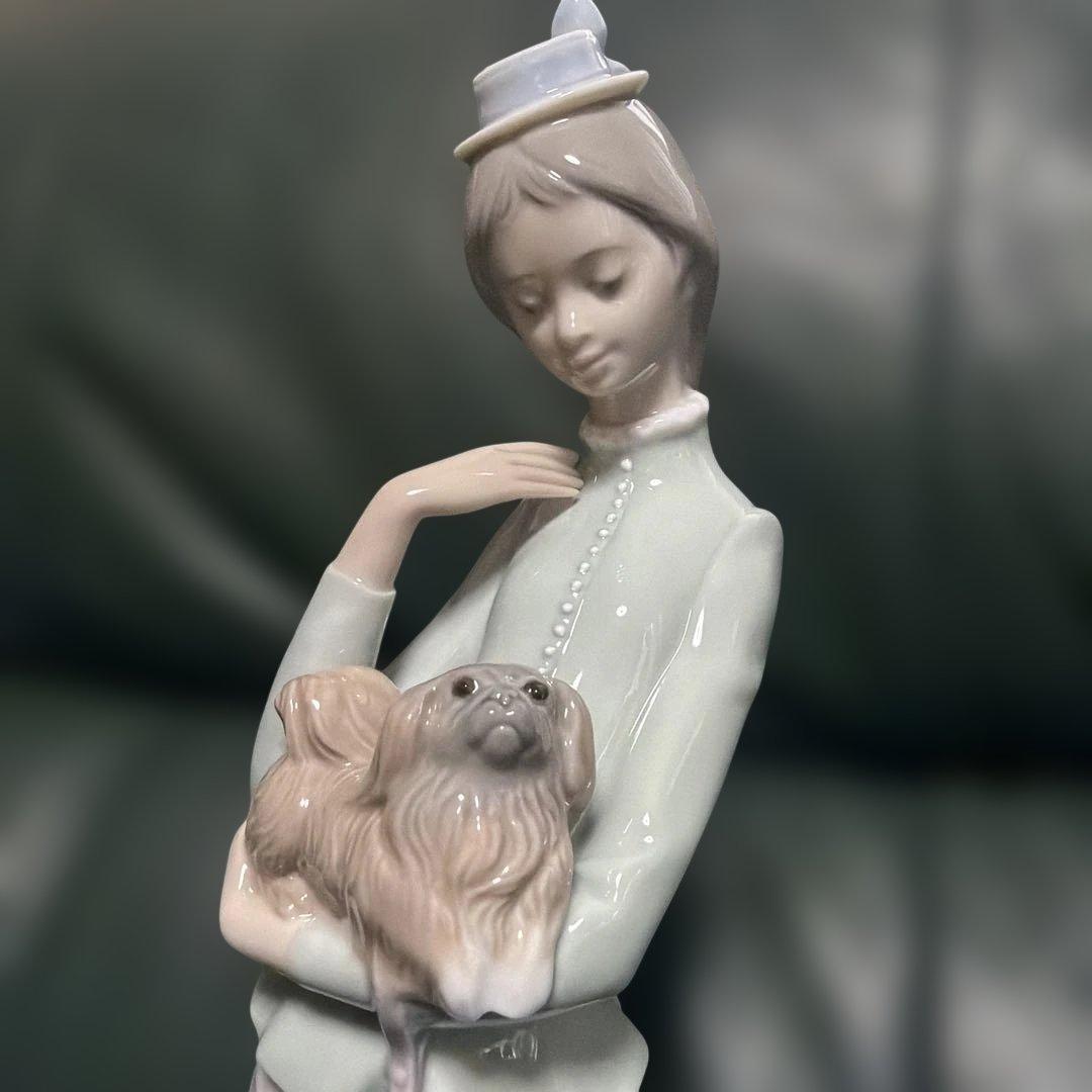 リャドロLLADROの大型陶器　仔犬を抱く貴婦人