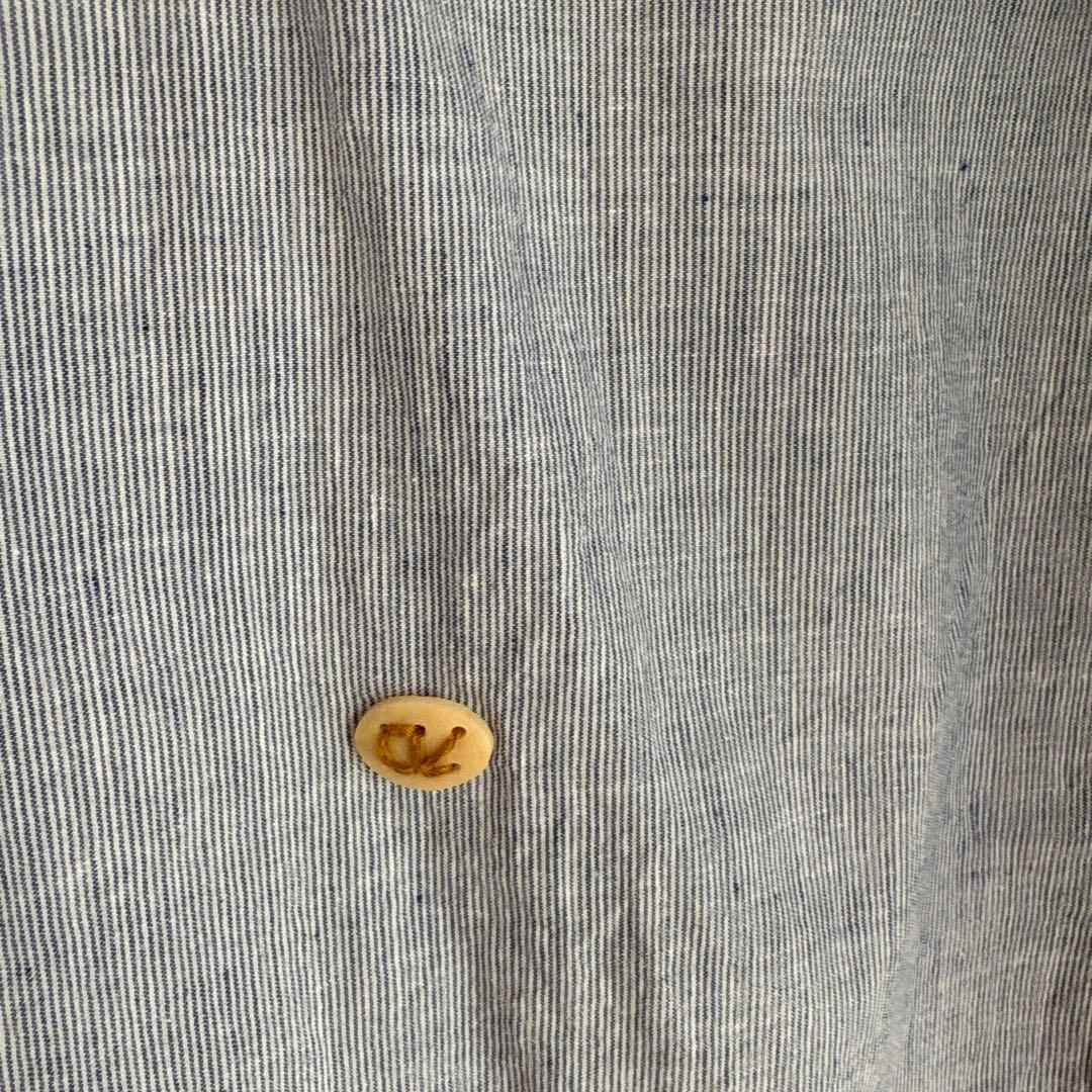 コットン混紡の青系長袖シャツ