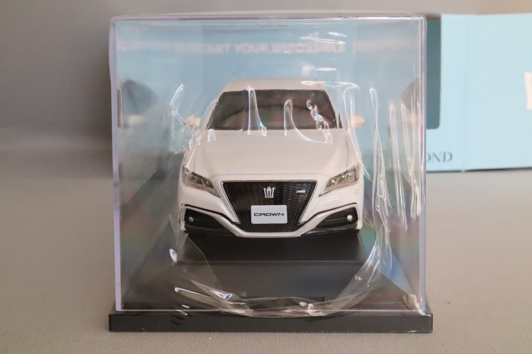 【非売品】トヨタ クラウン RS アドバンス ホワイトパール　1/30スケール