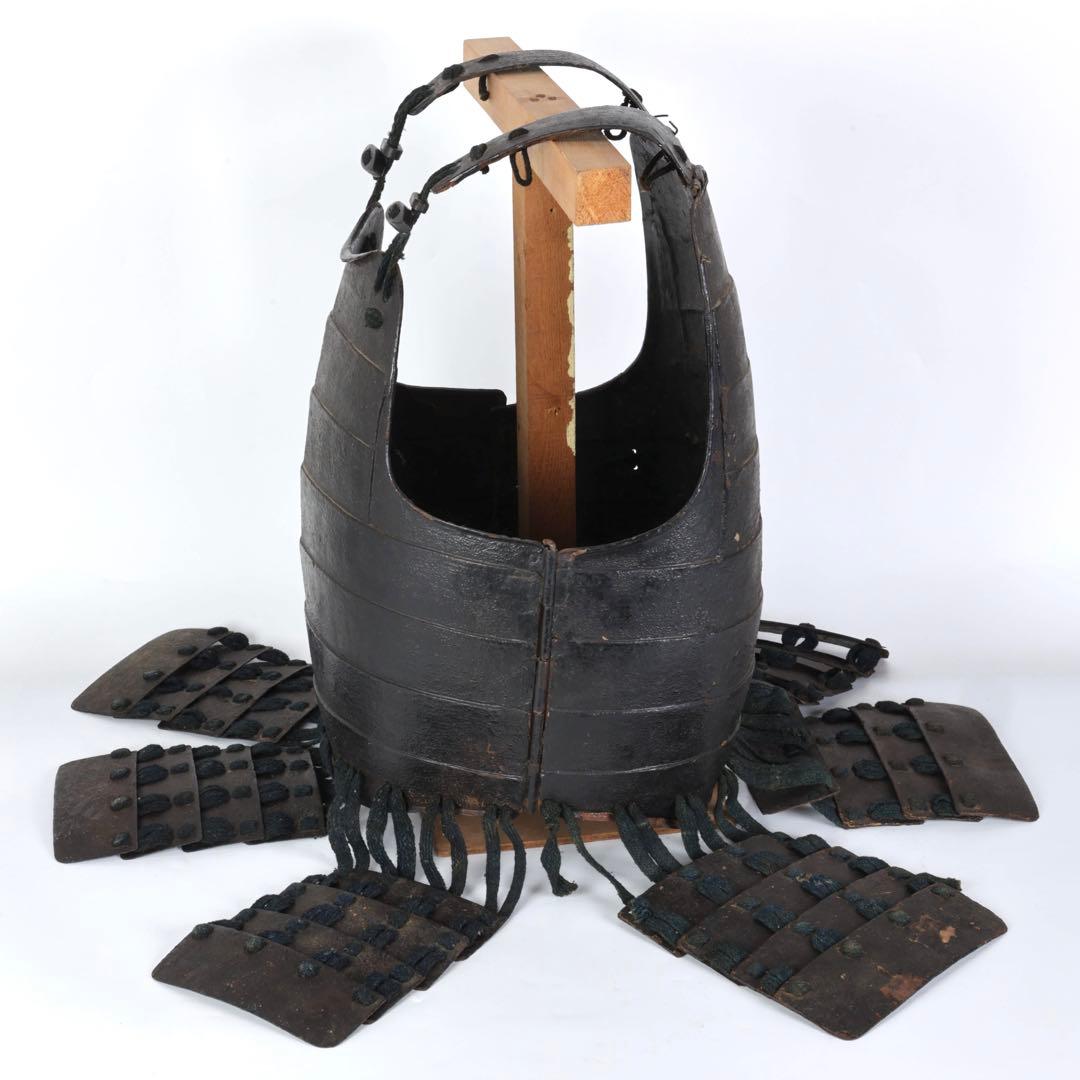 【江戸期】黒漆塗 横剥二枚胴 草摺付 甲冑 胴丸 台付 時代武具 古美術 骨董品