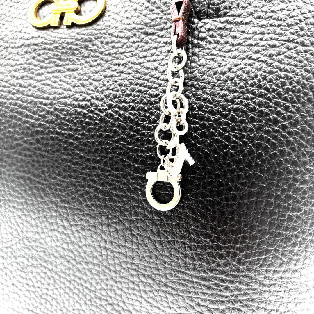 美品 サルヴァトーレフェラガモ ハンドバッグ レザー ガンチーニ レディース 黒