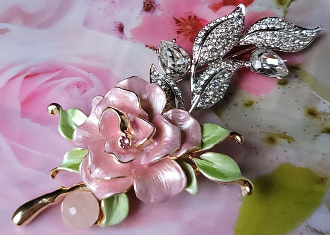 ヴァンドームブティック　曲線の美しいブローチ　葉