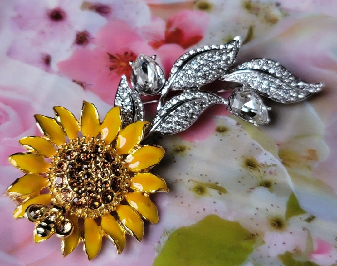 ヴァンドームブティック　曲線の美しいブローチ　葉