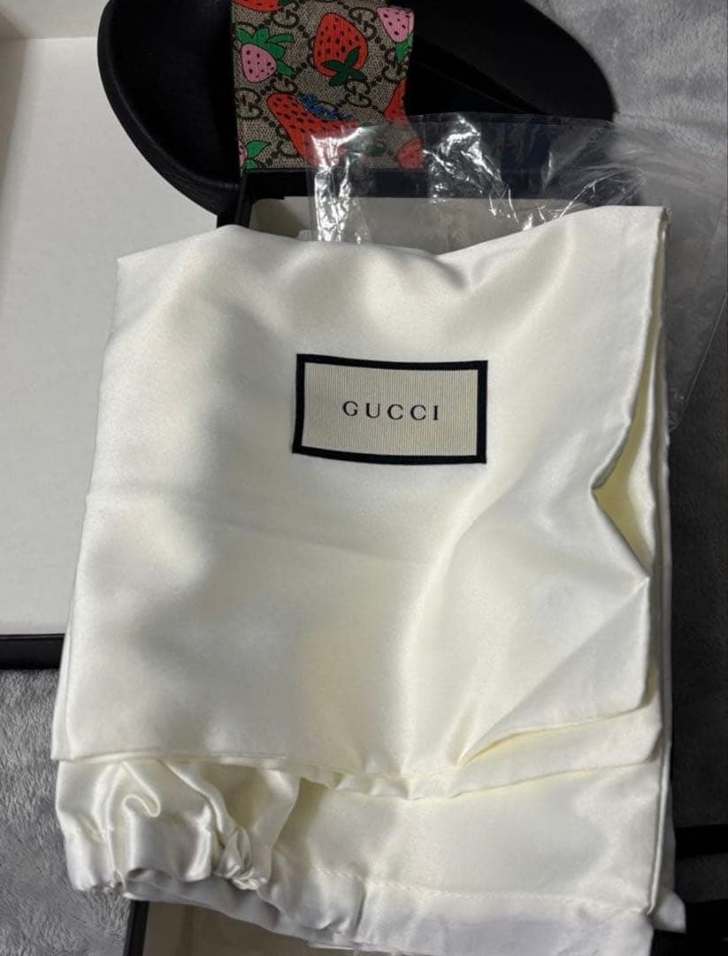 GUCCI グッチ GGスプリーム ストロベリー サンダル