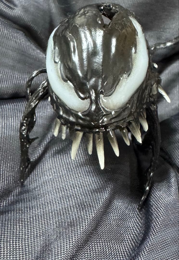 ホットトイズ　スパイダーマンブラックスーツボーナスアクセサリー台座＆シンビオート