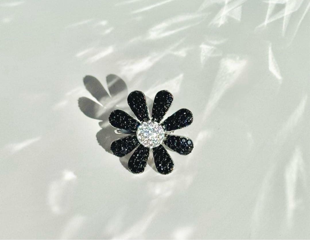 実物写真❤️Mio Harutaka好き❤️ マーガレットピアス　片耳　ブラック