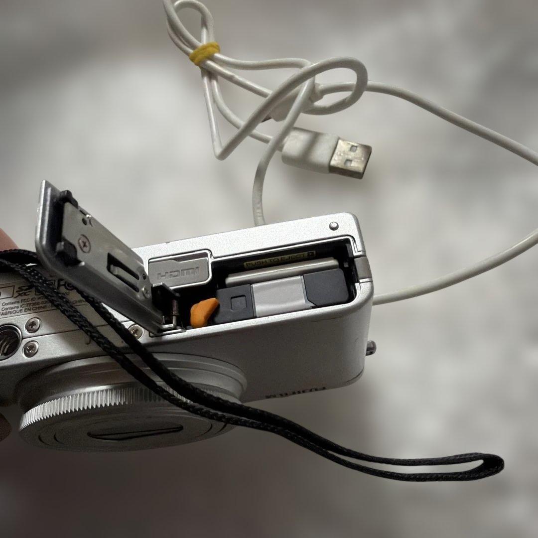 【セール！】Fujifilm XQ1 シルバー コンパクトデジタルカメラ