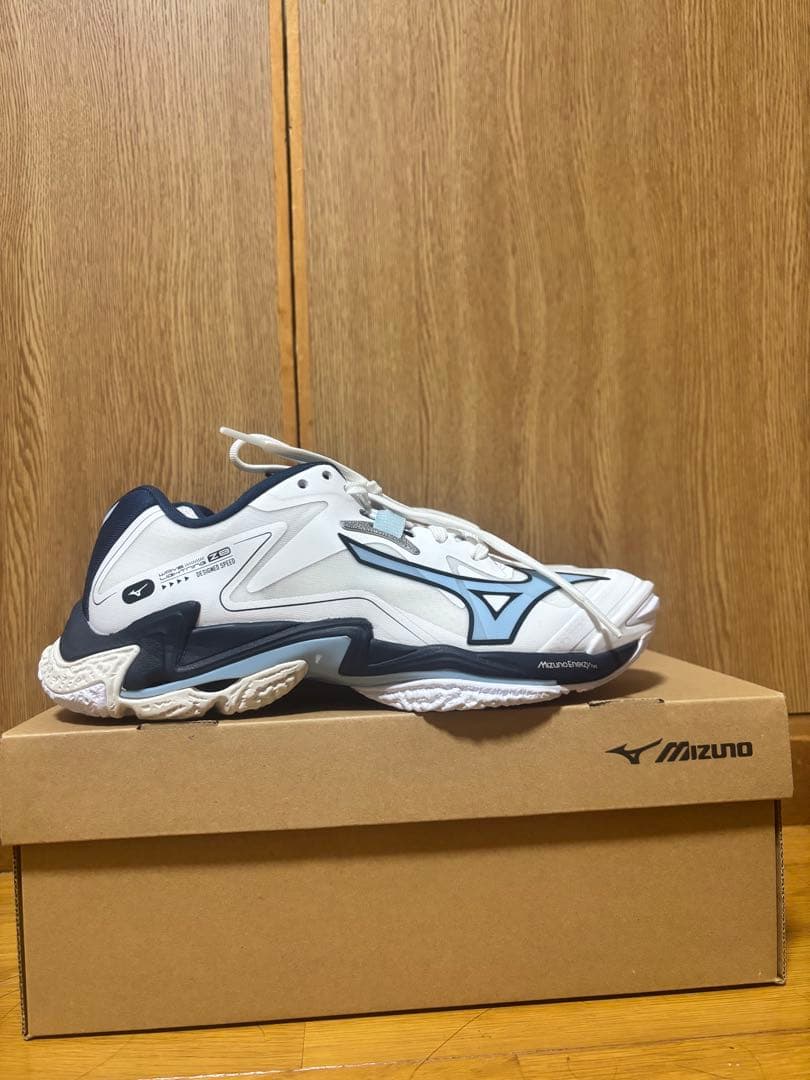 ミズノ ウエーブライトニング Z8 バレーボールシューズ 23.0cm 美品