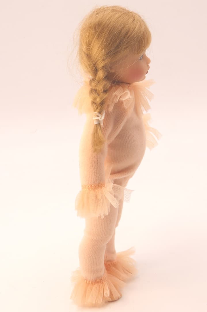 riley & Jingles ピンクのロンパースを着た女の子ドール19cm