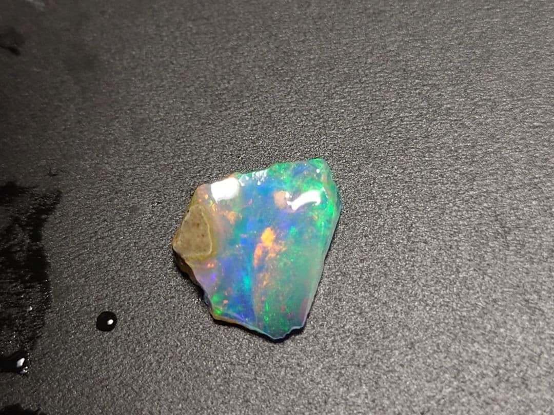エチオピアウェロ産　チョークオパール　原石　鉱物標本　虹