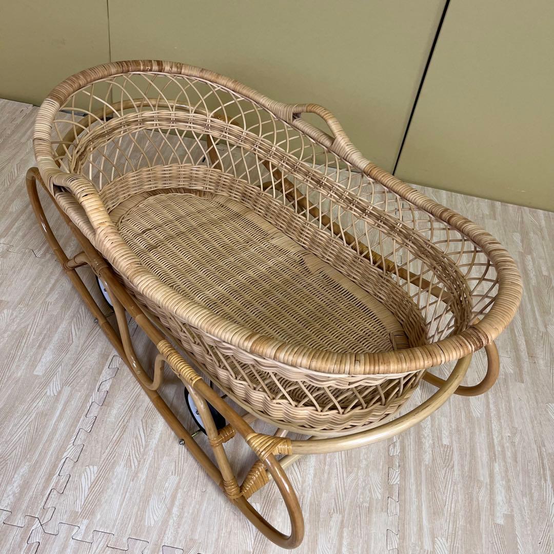 ☆程度良好☆　籐のベビーベッド　ゆりかご　格納式ローラー付