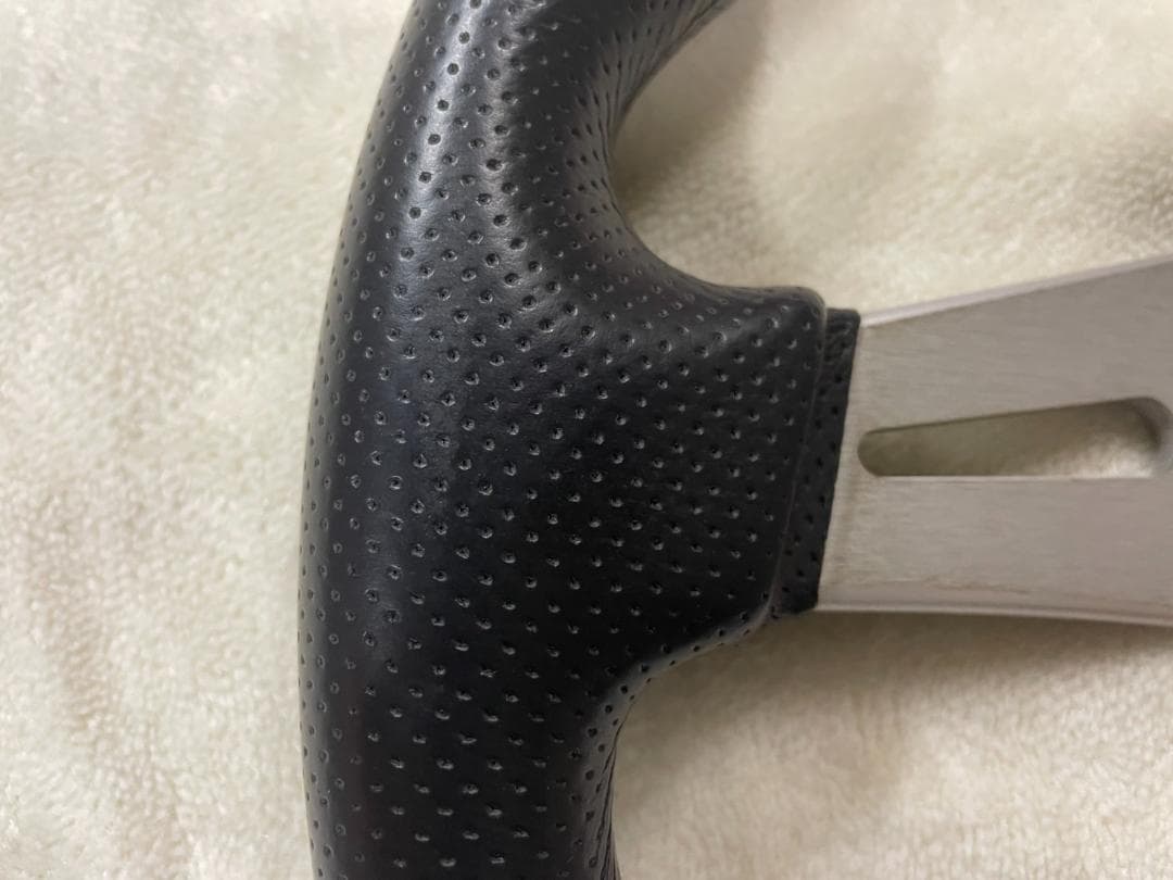 MOMO TREK 35パイ レッド ステアリング