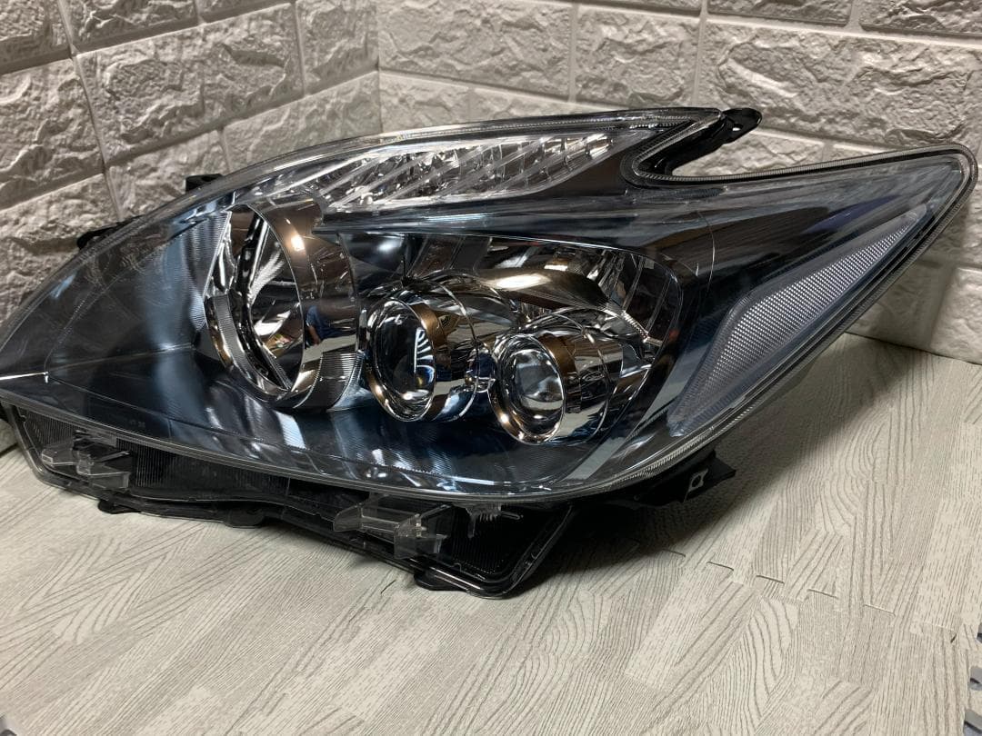 美しいオリジナルヘッドライト（左側）トヨタ プリウス ZVW30 ツーリング