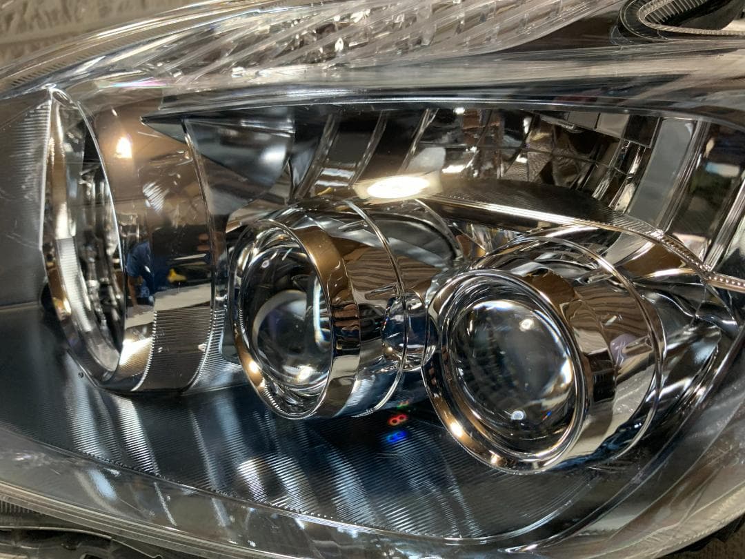 美しいオリジナルヘッドライト（左側）トヨタ プリウス ZVW30 ツーリング