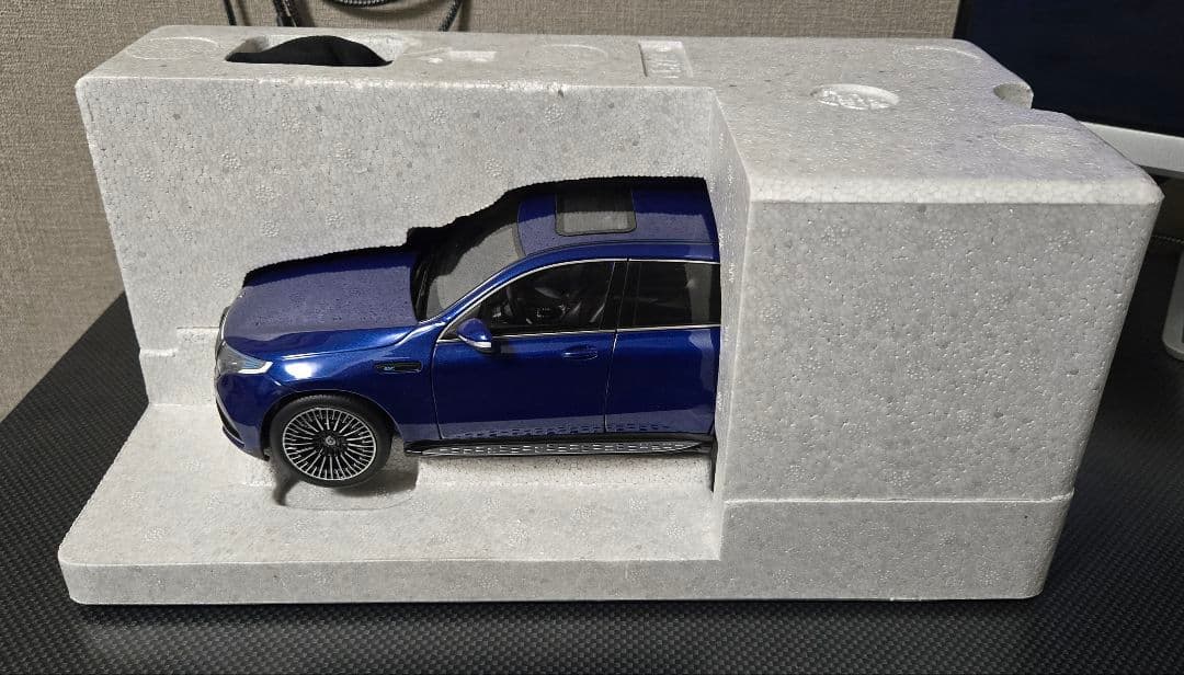 メルセデスベンツ　EQC 400 4MATIC 1/18