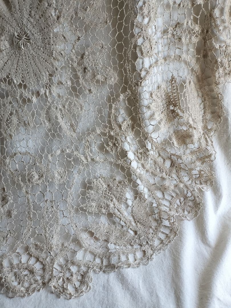 フランスVintage　薄ベージュ　レース編み　◯型テーブルクロス