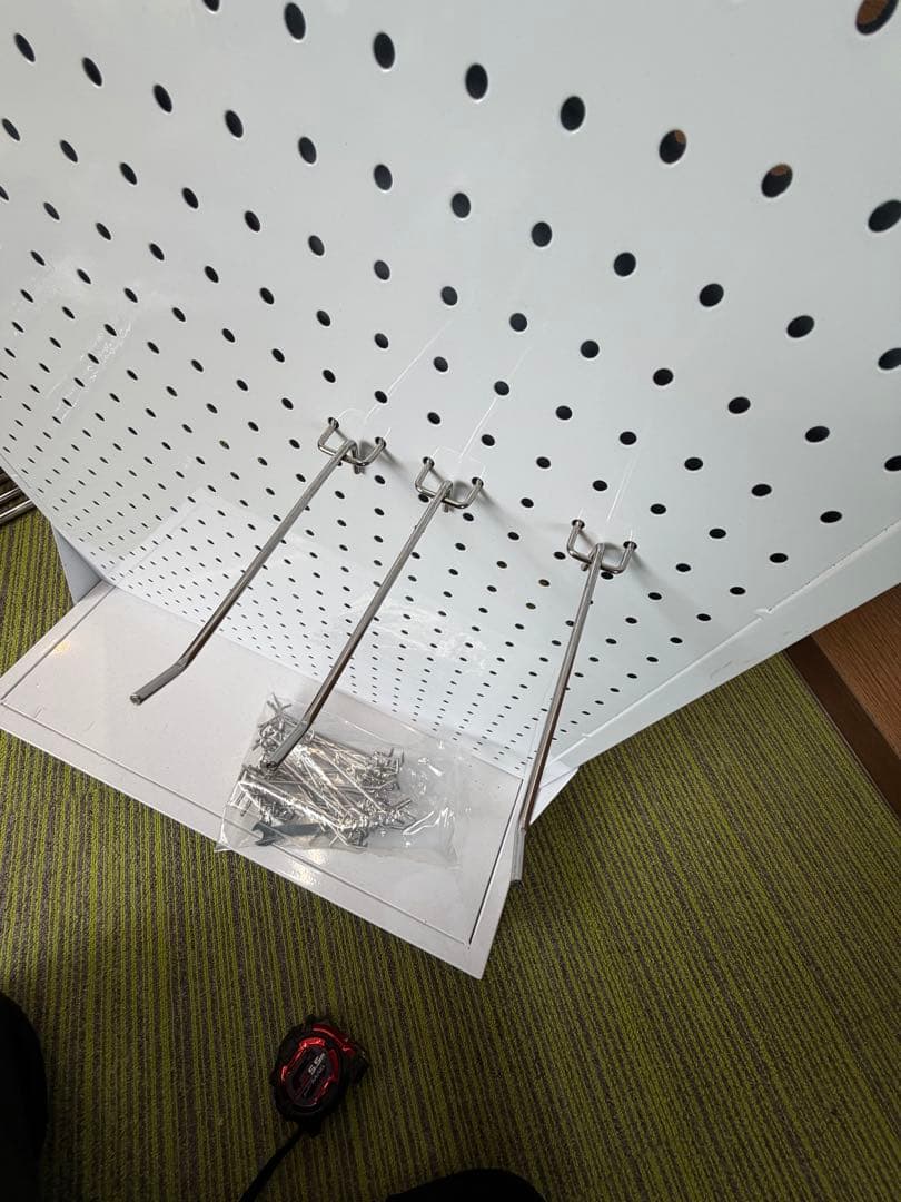 パンチングパネル両面ディスプレイラック、30個のフックとキャスター付き、ホワイト