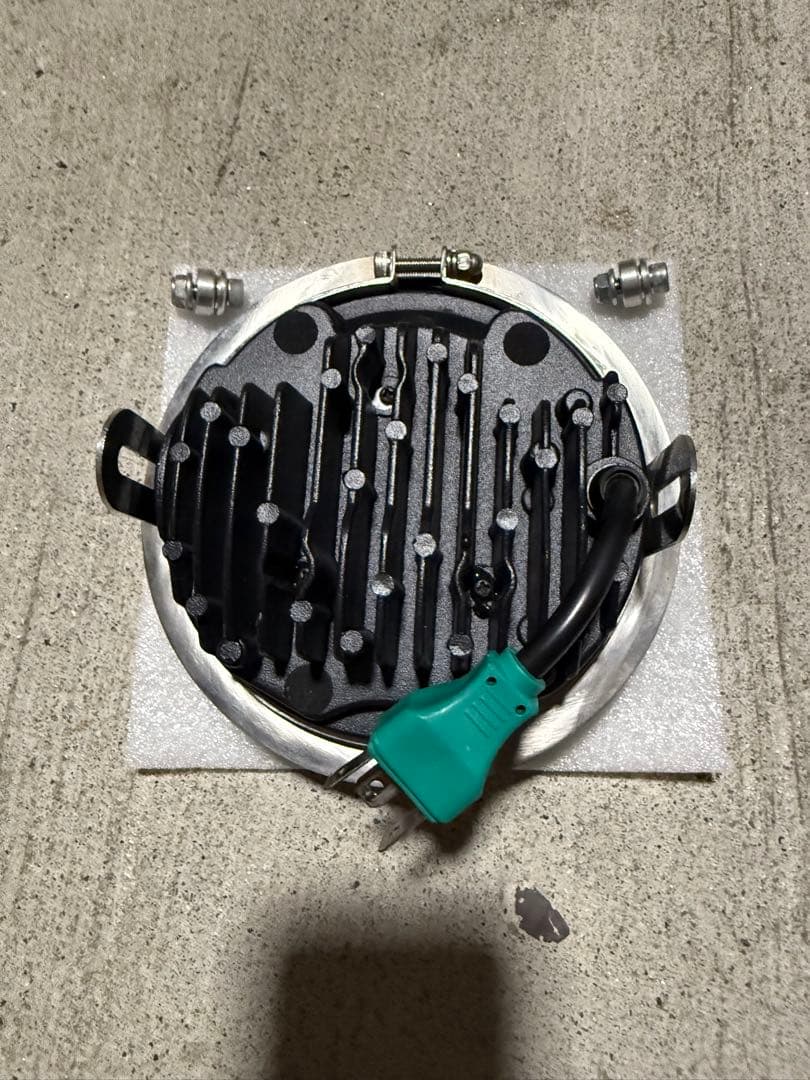 ヤマハレイダー用プロジェクターヘッドライトと取り付けステー。