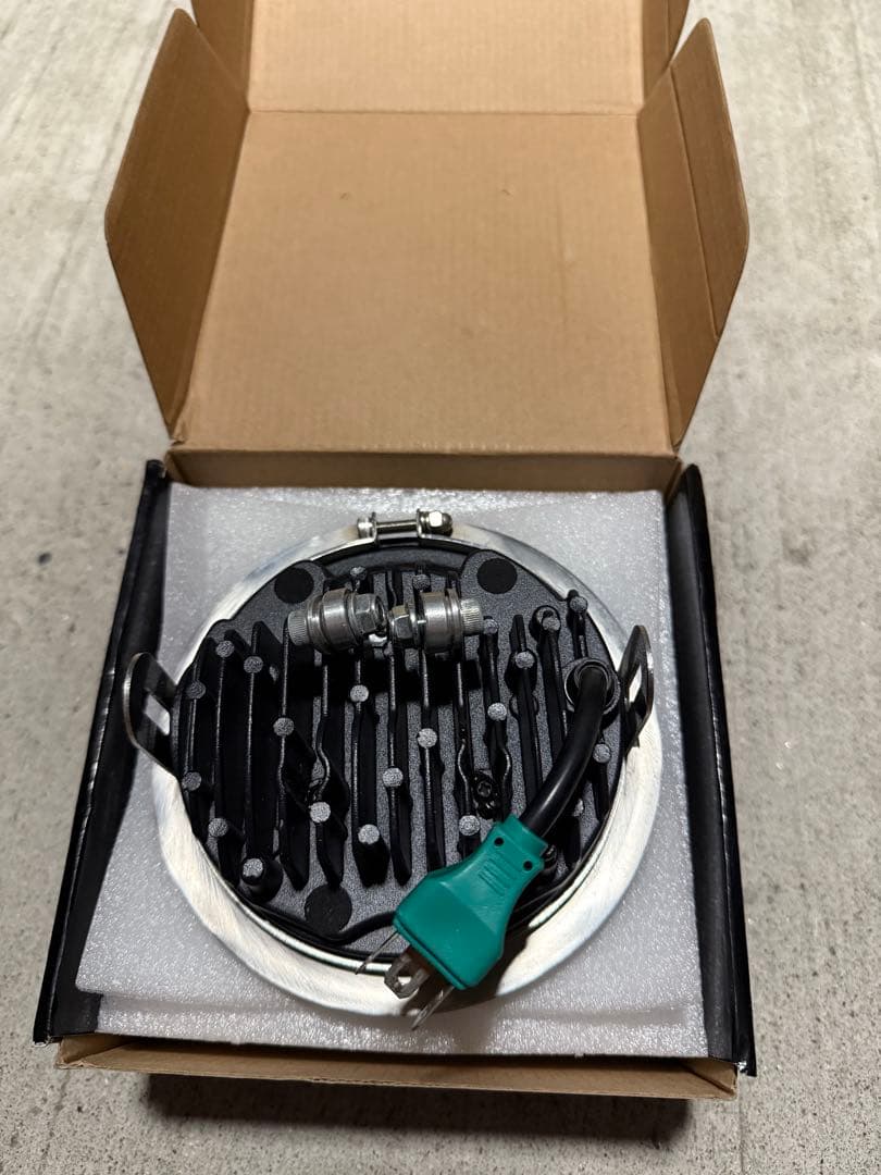 ヤマハレイダー用プロジェクターヘッドライトと取り付けステー。