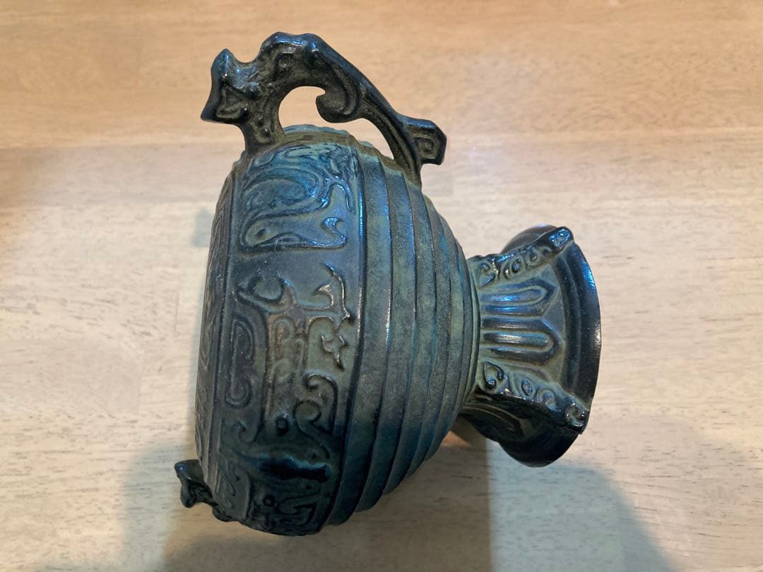 青銅製彫刻模様の壺