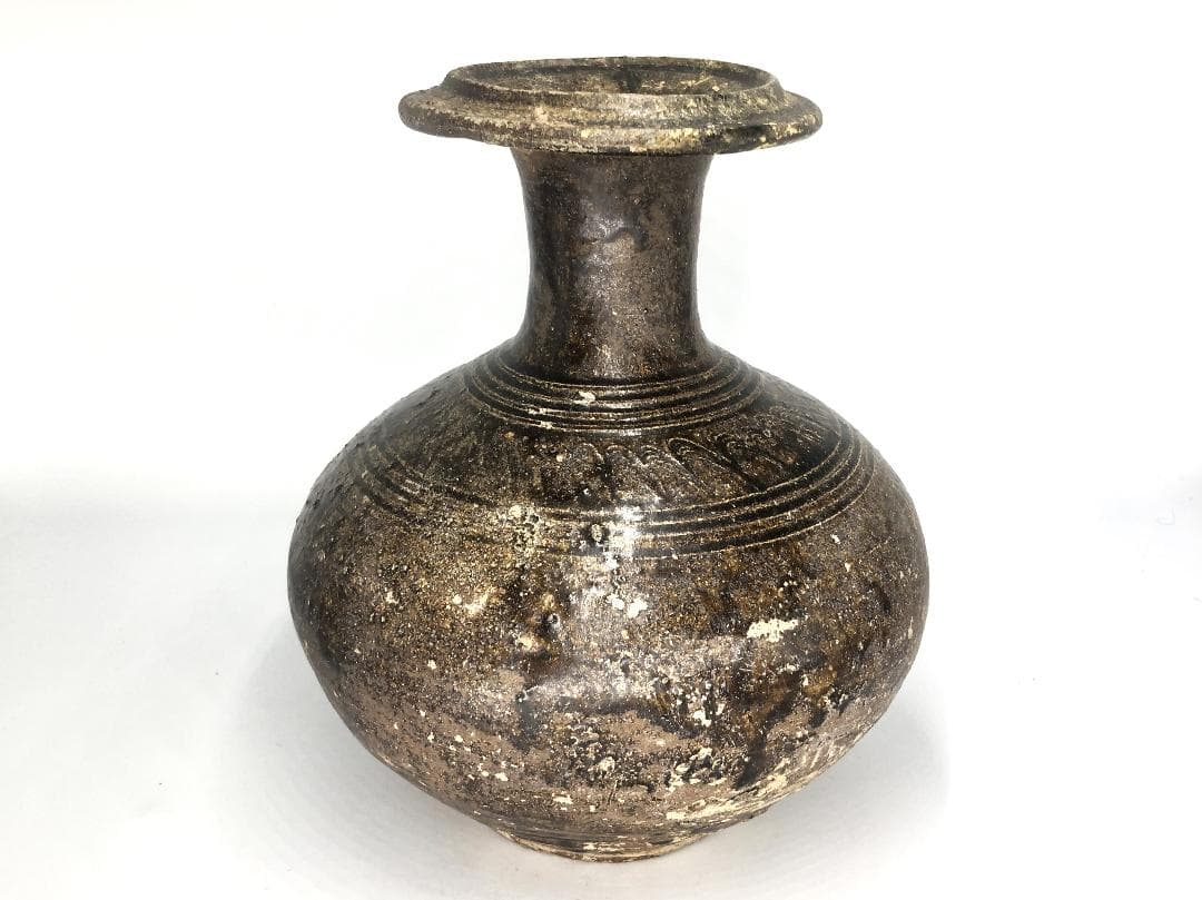【 緑褐釉鍔口線刻文壺 】　クメール陶　12～14世紀　蔵出初品