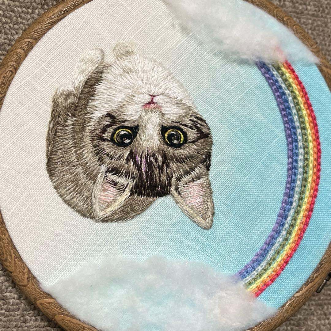 ハンドメイド刺繍フレーム　雨上がりの虹と猫