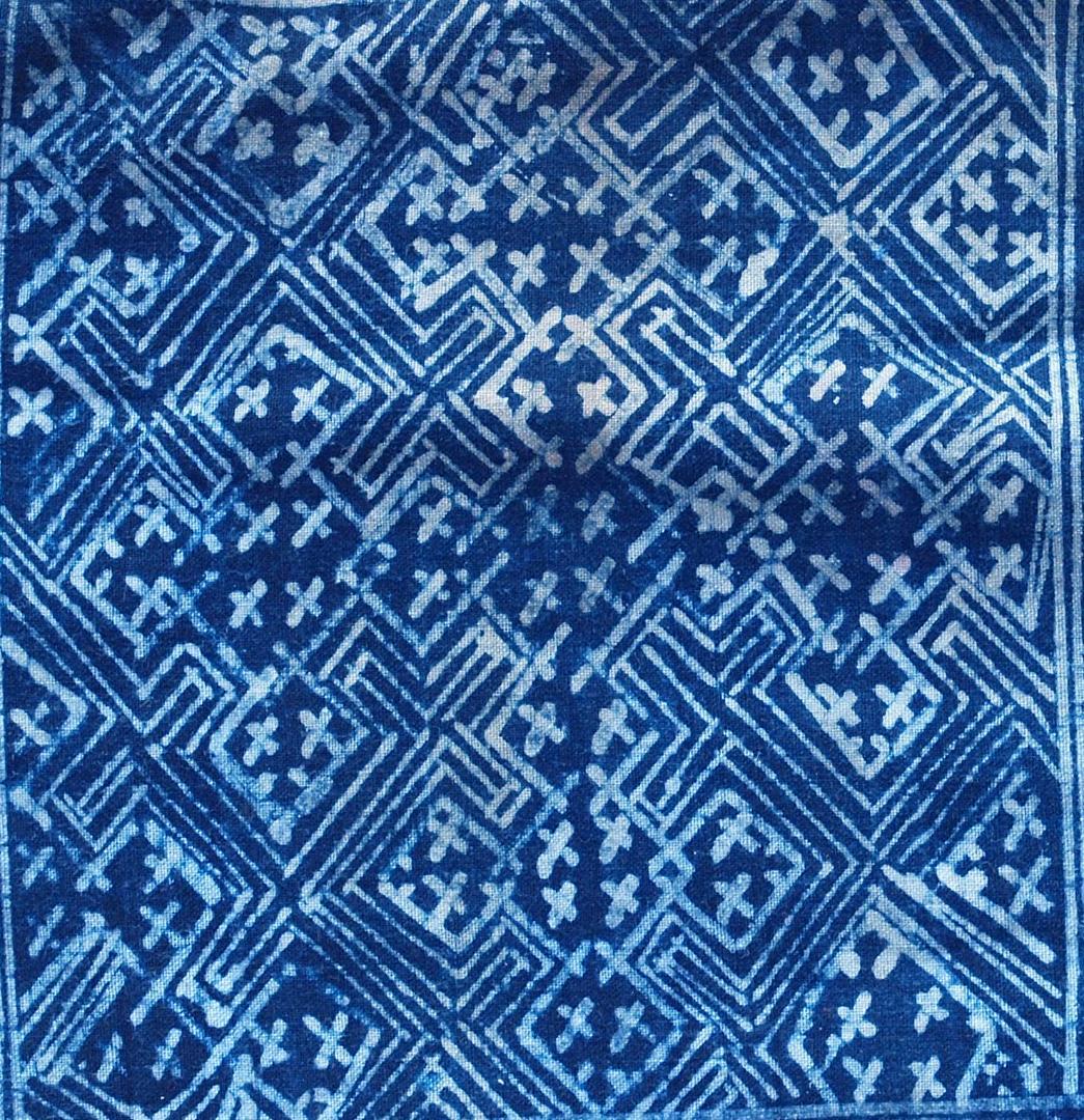 ラオスの古都で入手、モンの手書きバティック藍染　古布に描かれた多彩モチーフは何を