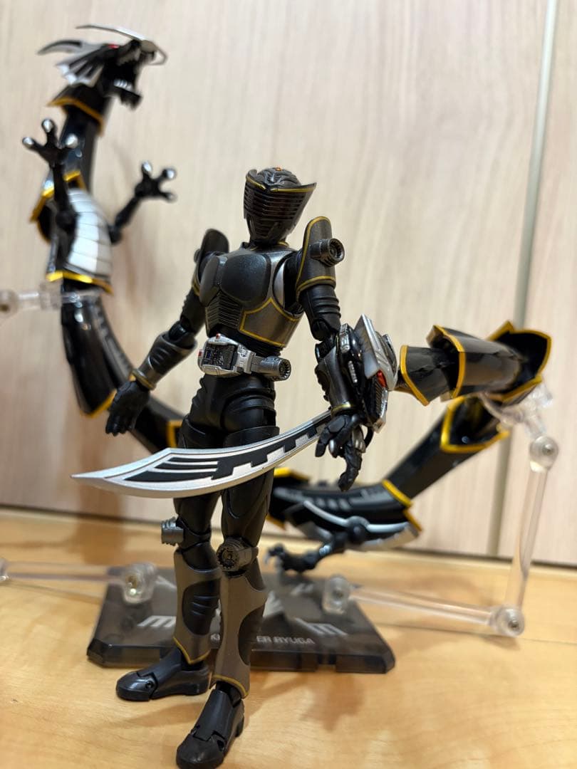 SH Figuarts 仮面ライダーリュウガ&ドラグブラッカー