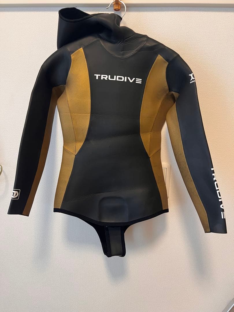 TRUDIVE フルスーツ ブラック/ゴールド