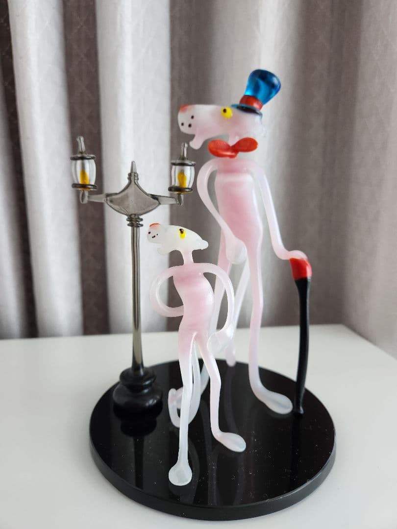 ピンクのガラス製キャラクター像