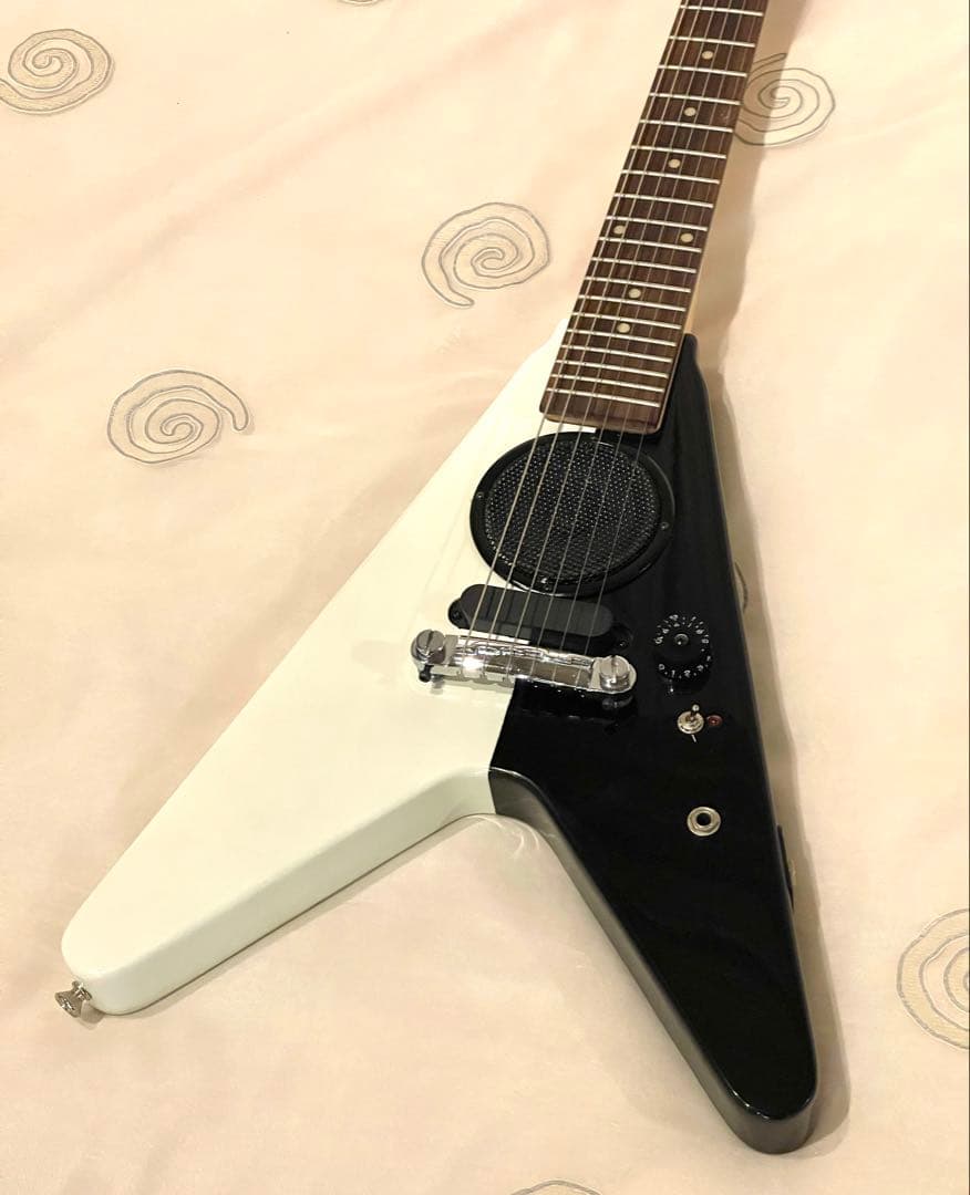 ‪·͜· 　K-garage Junior アンプ内蔵 ミニギターV型 白黒