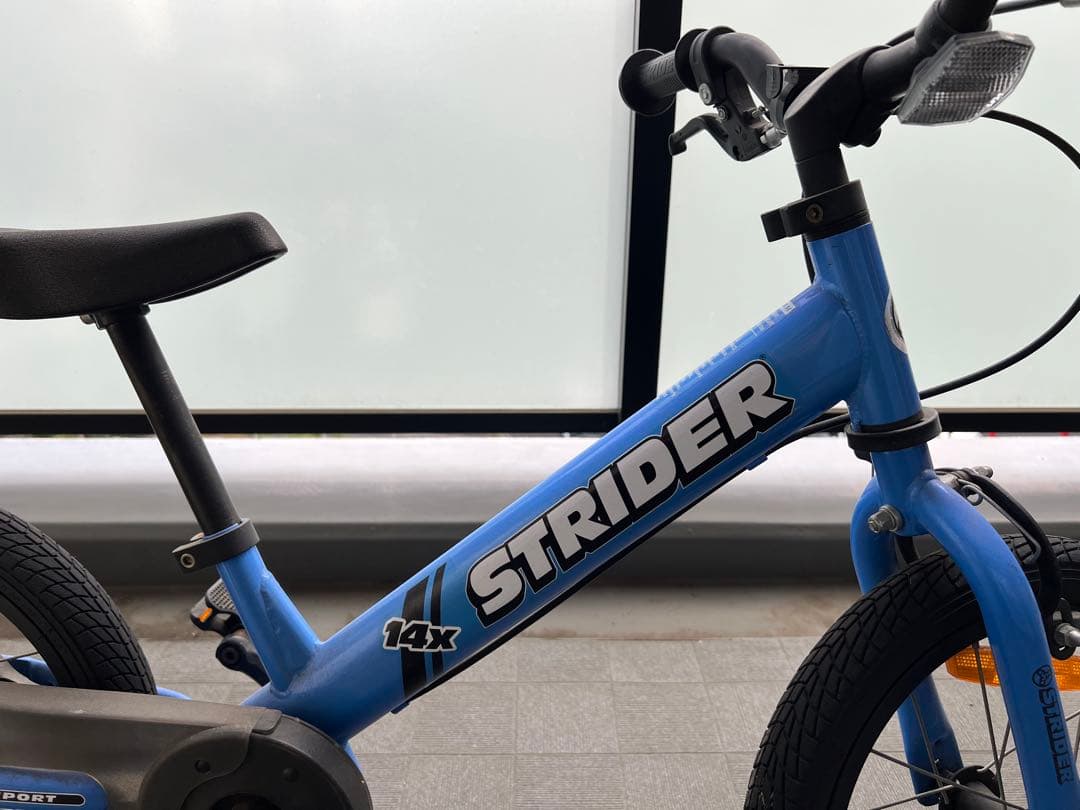 【引取限定】 STRIDER 14X バランスバイク 青　タイヤ空気抜けあり