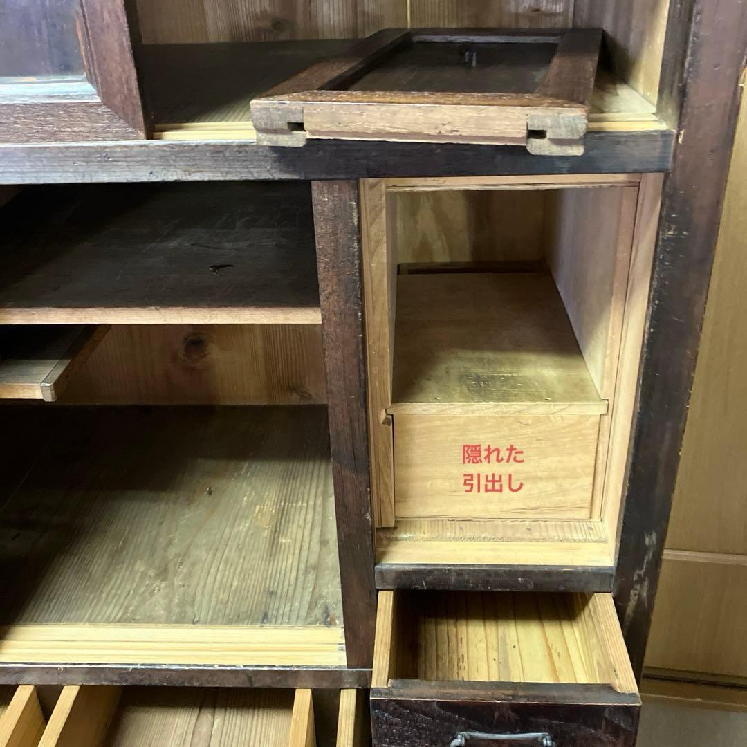 「組子細工のガラス入り引き戸」のある大正〜昭和時代のレトロな水屋箪笥