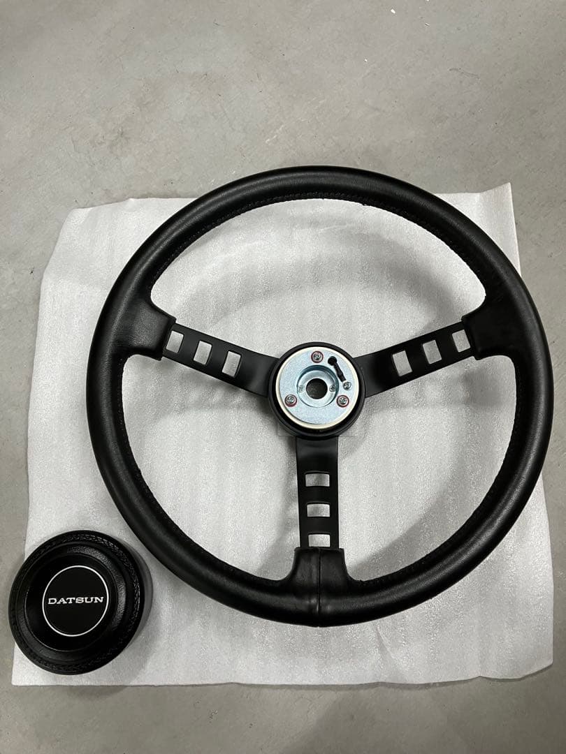 【在庫処分】DATSUN レプリカ ステアリング ハンドル・ホーンパット付き