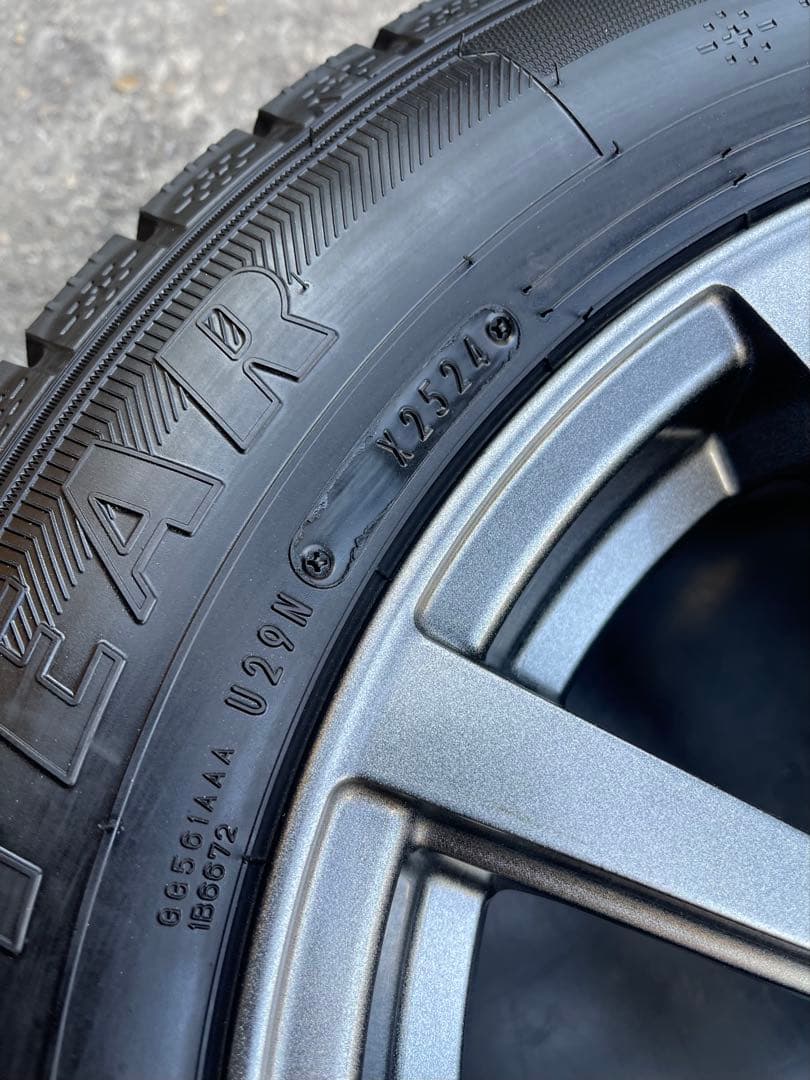 売り切り 美品 バリ溝 2024年製 プリウス スタッドレスタイヤ 4本セット