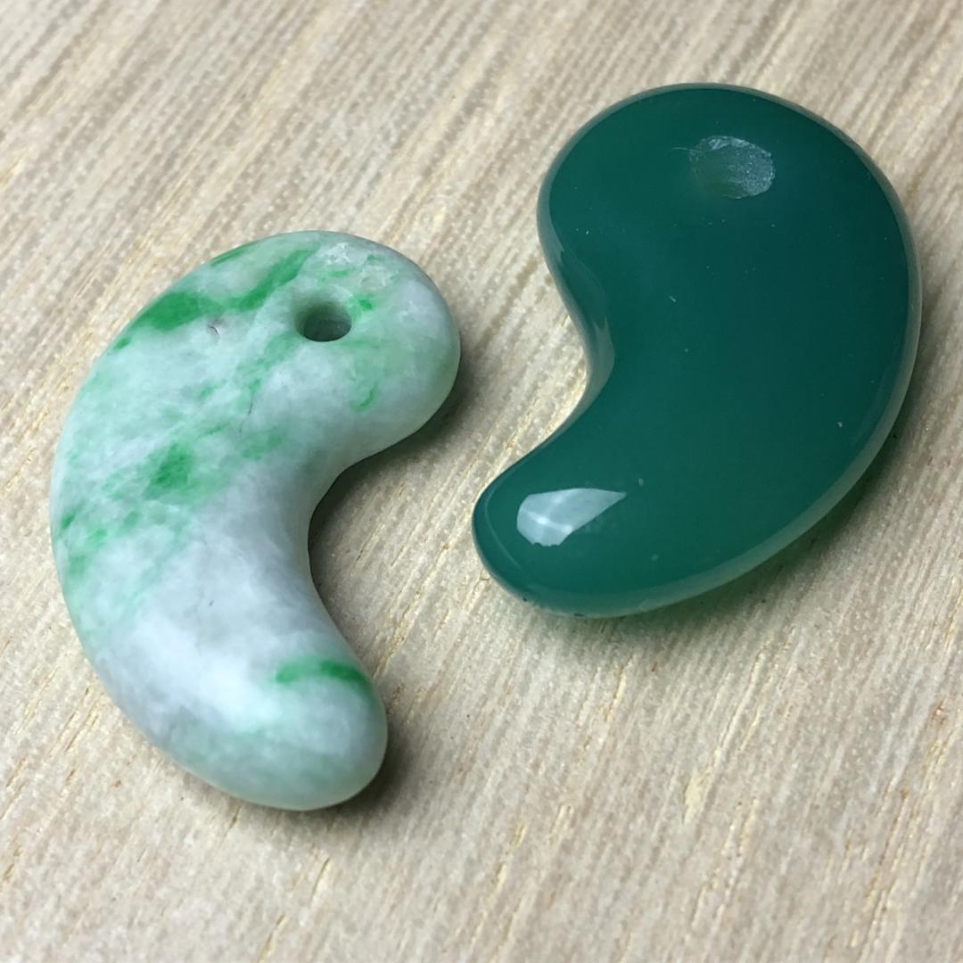 本翡翠 勾玉 天然石　瑪瑙｜穴あき・2点　お守りに
