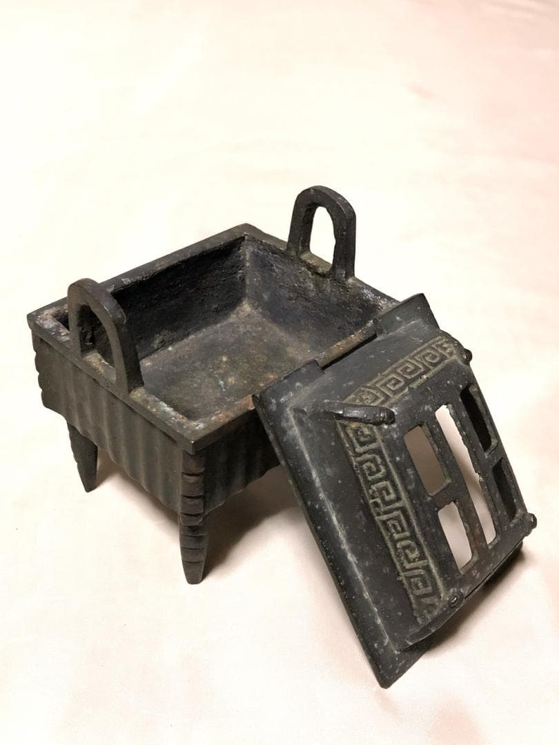 【 双耳四ツ足雷文方形銅香炉 】　薫炉　「漢建寧弐本造」陽刻