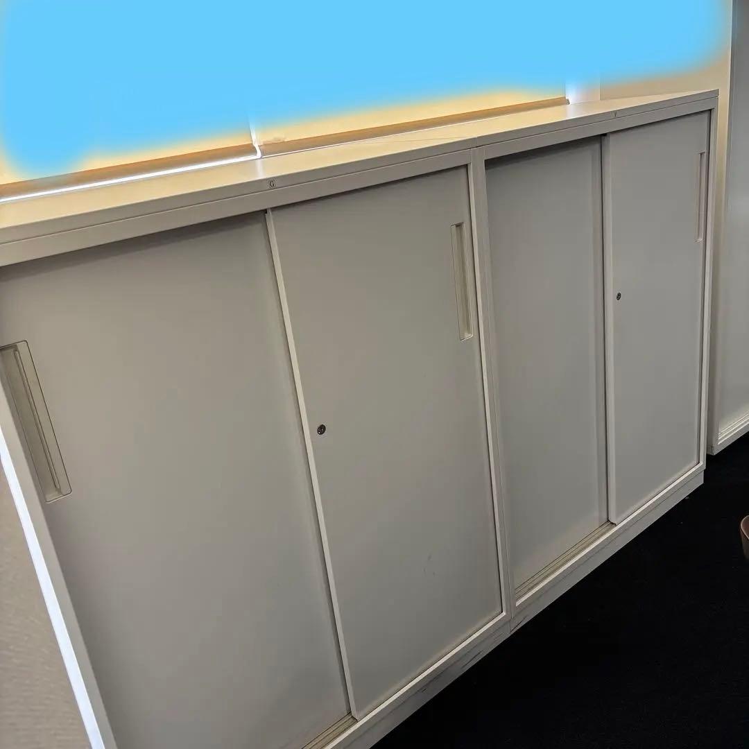 ホワイトスライドドアキャビネット(スチール製)