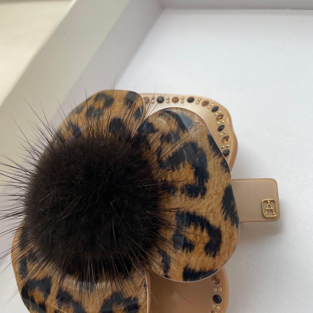 アレクサンドルドゥパリ　ヒョウ柄カメリア　ヘアクリップ　本ミンク　正規品　極美品
