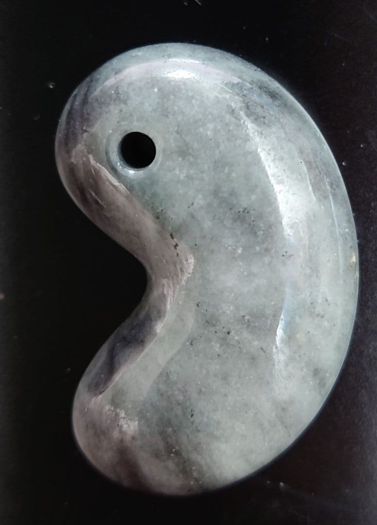 糸魚川翡翠　勾玉　大玉