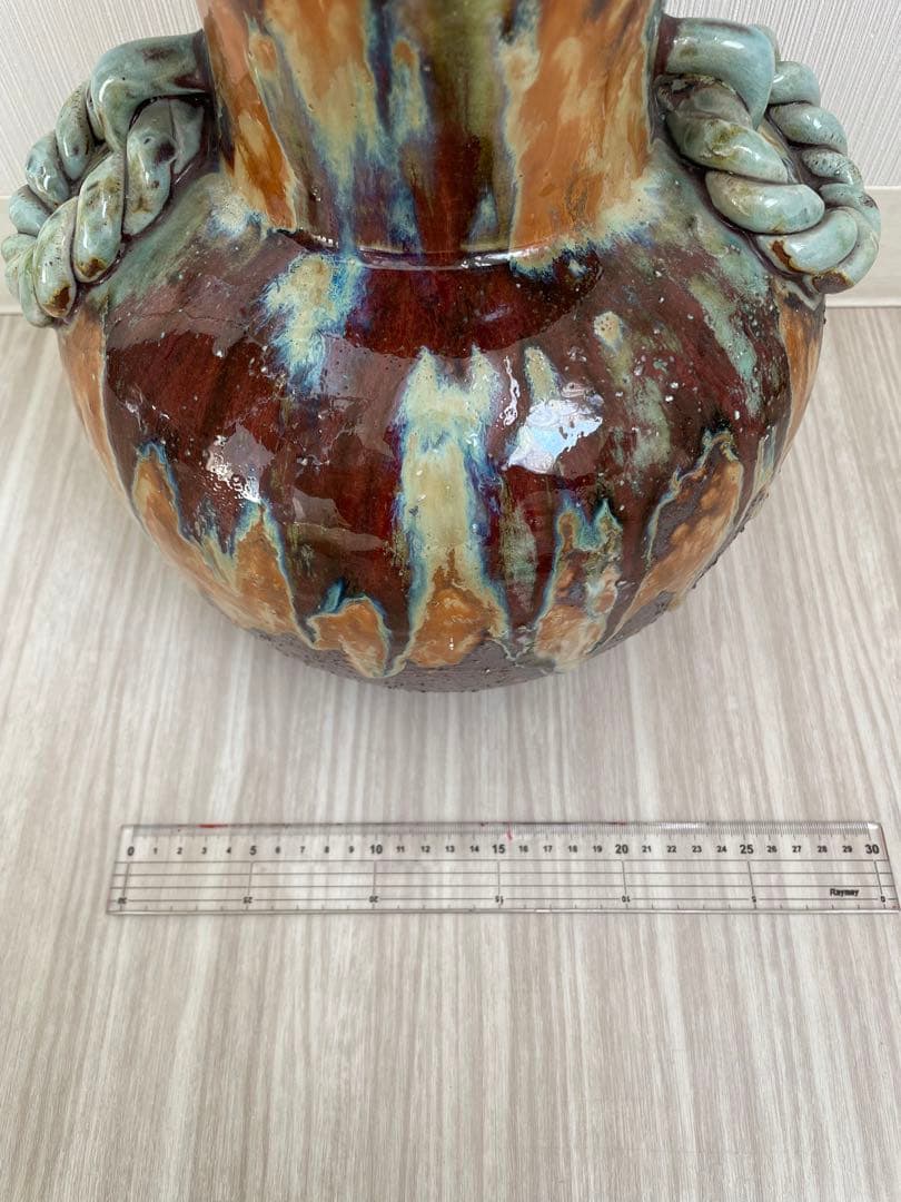 装飾的な陶器の花瓶