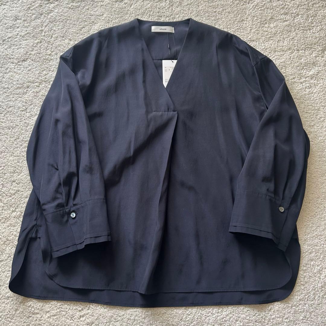 【新品】2025SS ebure エブール Vネックブラウスネイビー