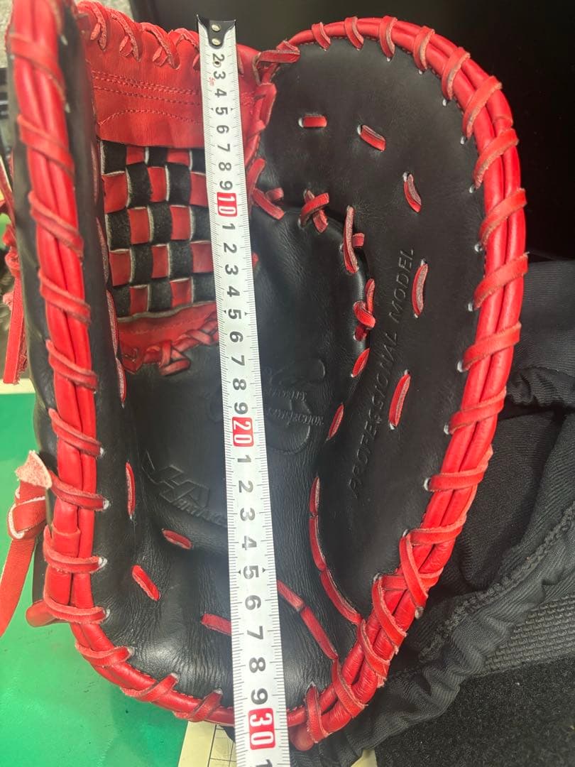 軟式用グローブ　ファーストミット　 黒赤 チェック模様