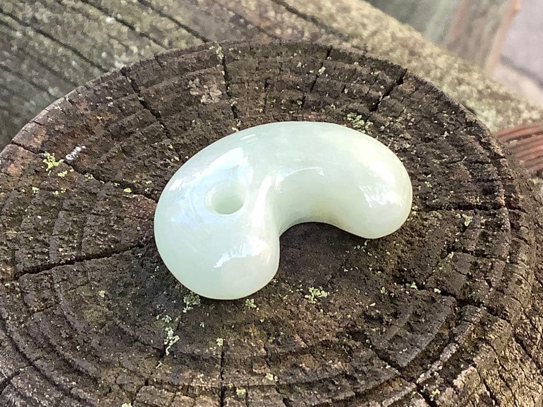 ✳間違いなく15万円以上の品‼️ 糸魚川翡翠氷種勾玉　本物の一生物　鑑定鑑別書付‼️