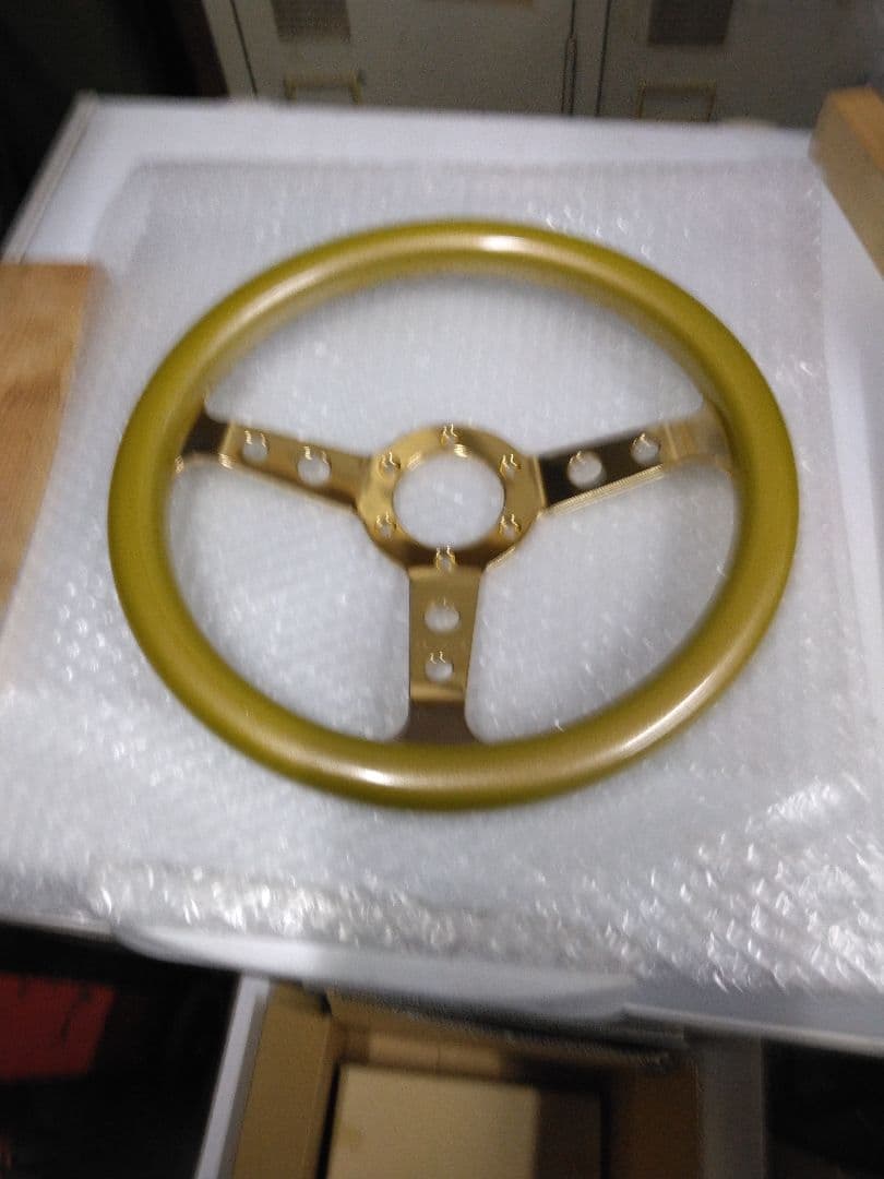 ホワイト/ゴールド 3スポーク ステアリングホイール新古品です。8さん専用です。