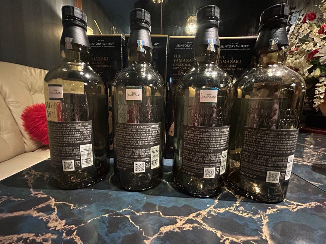 山崎18年のシングルモルトウイスキーの空き瓶、箱付き