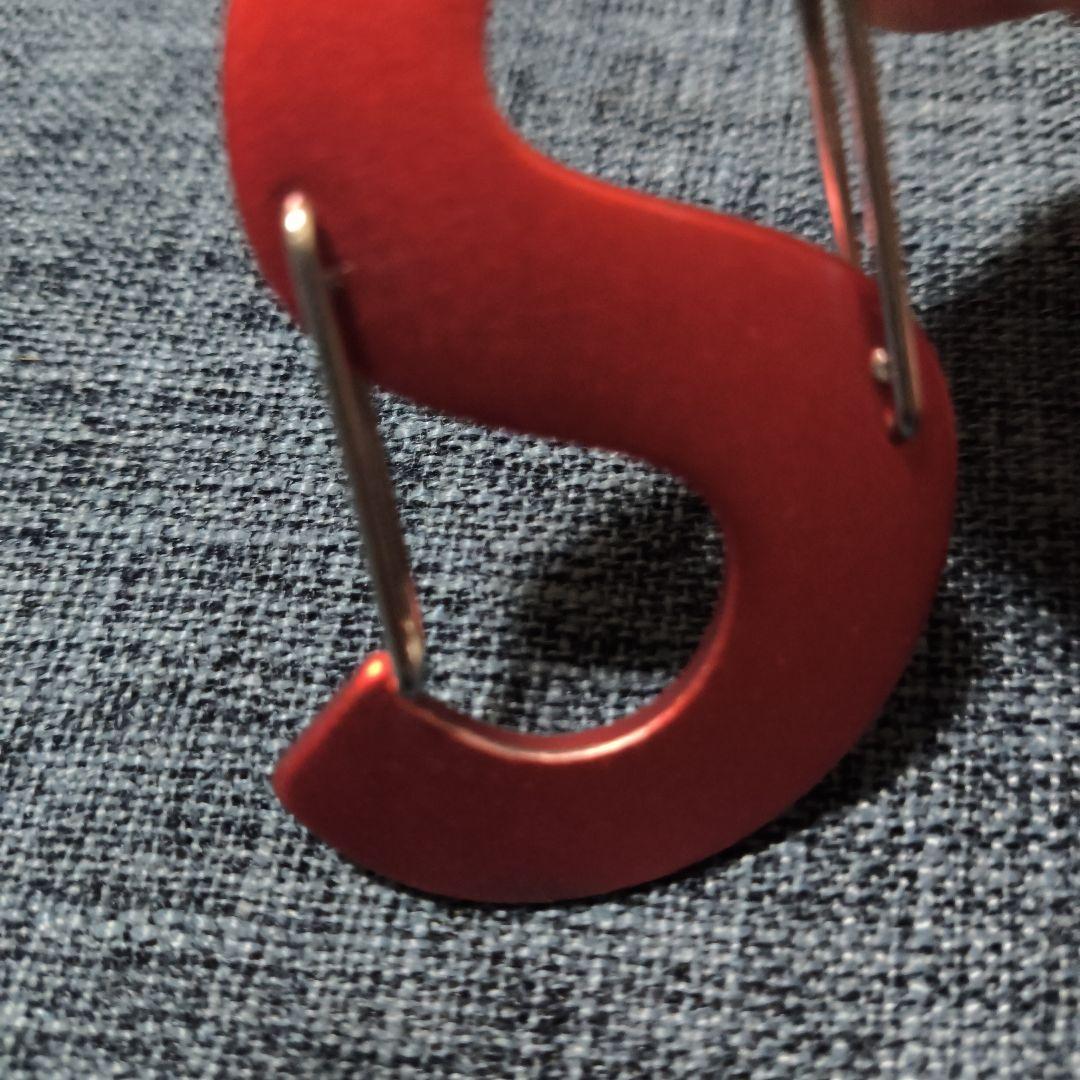 ぴょんsupreme slogo keychain　カラビナ