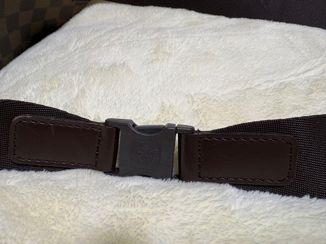 ルイヴィトンのダミエ柄のボディバッグ・ウエストポーチ