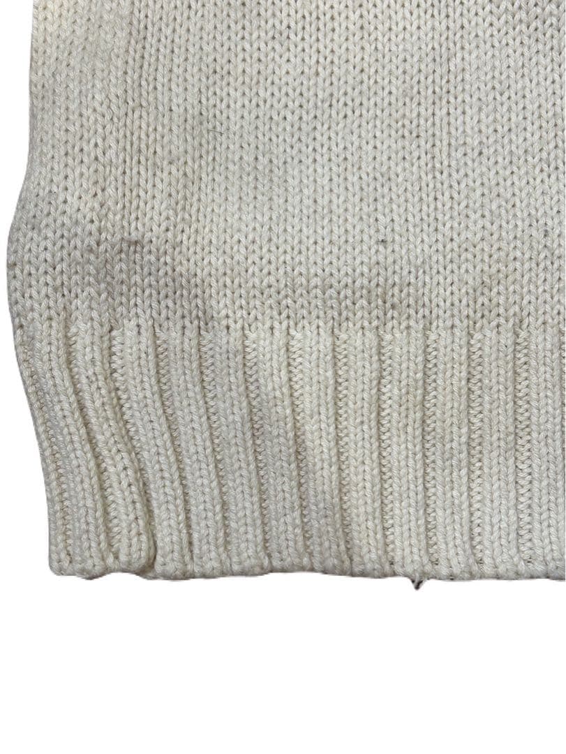 オフホワイト　ニットセーター